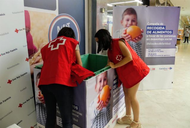 Voluntarias de Cruz Roja durante la campaña #KilosDeSolidaridad Voluntarias de Cruz Roja durante la campaña #KilosDeSolidaridad