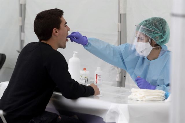 Una sanitaria le realiza un frotis bucal a un vecino - Javi Colmenero - Europa Press Una sanitaria le realiza un frotis bucal a un vecino - Javi Colmenero - Europa Press