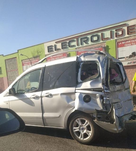 Coche accidentado en Málaga capital tras la colisión entre un camión y el vehículo Coche accidentado en Málaga capital tras la colisión entre un camión y el vehículo
