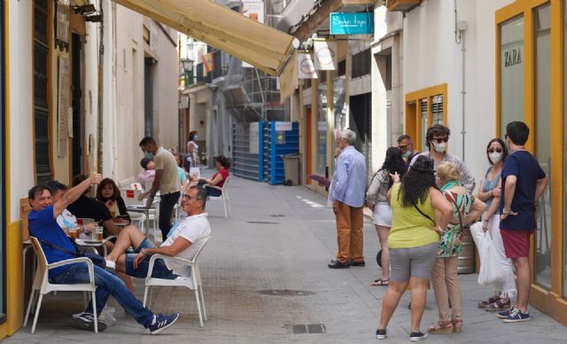 En un bar céntrico de Sevilla, los clientes ocupan todas las mesas de la terraza y otros esperan una cola para poder consumir en el inicio de la Fase 2 - Eduardo Briones - Europa Press
