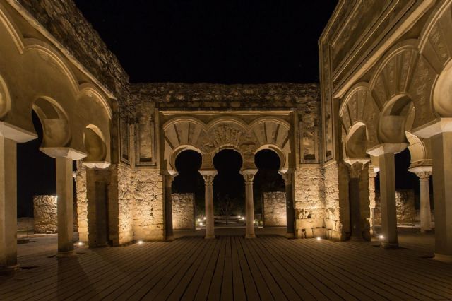 El Salón Basilical de Medina Azahara con iluminación artística