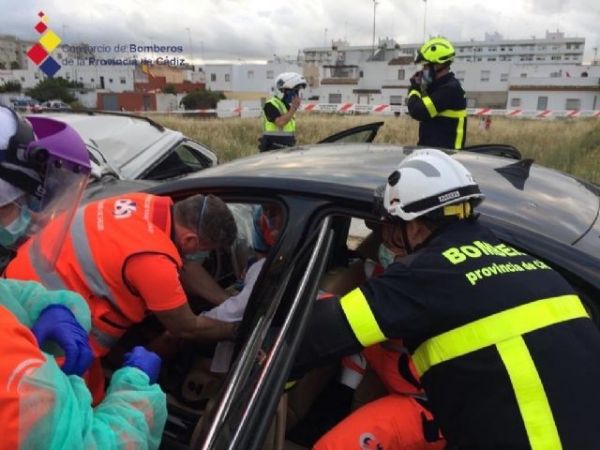 Bomberos y sanitarios auxilian al conductor accidentado en San Fernando