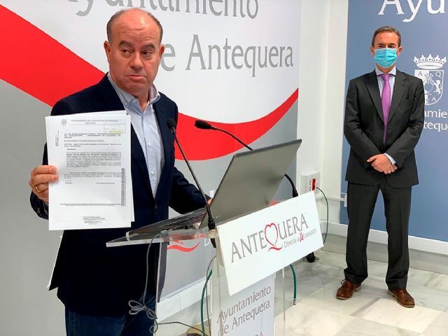 El alcalde de Antequera, Manuel Barón, en una rueda de prensa hace unos días sobre la embotelladora de agua en el municipio