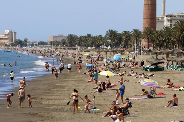 Los malagueños disfrutan de la playa durante el primer día de la Fase 2 donde ya está permitido el baño y tomar el sol en toda la Costa del Sol, en la imagen Playa de Huelín. Málaga a 01 de junio del 2020 - Álex Zea - Europa Press