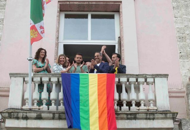 Bandera arcoiris en el Palacio Provincial