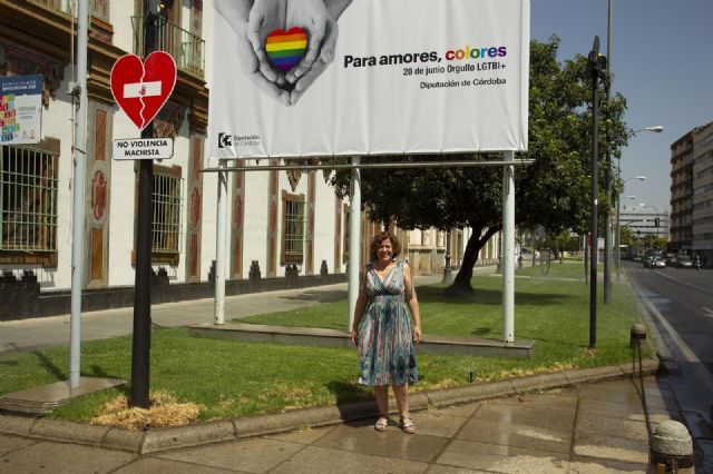 La delegada de Igualdad en la Diputación de Córdoba, Alba Doblas, junto a la lona de apoyo a al colectivo LGTBI