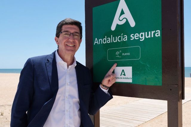 El vicepresidente de la Junta de Andalucía y consejero de Turismo, Regeneración, Justicia y Administración Local, Juan Marín, junto al distintivo Andalucía Segura en la playa de La Antilla (Huelva)