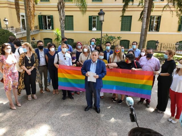 El subdelegado del Gobierno en Málaga, Teófilo Ruiz, lee la declaración institucional con motivo del Día Nacional del Orgullo LGTBI