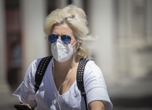 Una mujer con mascarilla y gafas de sol durante el quinto día de la fase 2 en Sevilla Una mujer con mascarilla y gafas de sol durante el quinto día de la fase 2 en Sevilla