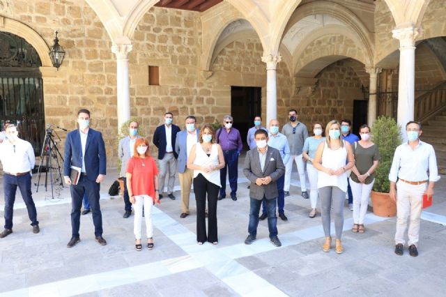 Susana Díaz y Francisco Reyes con empresarios jiennenses antes de la reunión Susana Díaz y Francisco Reyes con empresarios jiennenses antes de la reunión