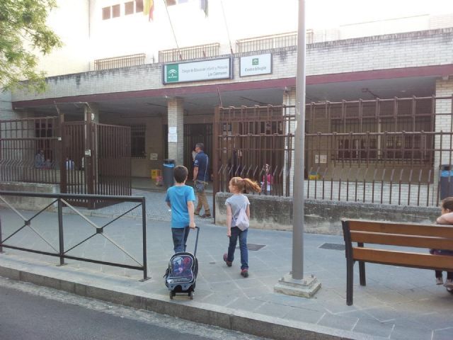 Niños llegando a un colegio de Andalucía