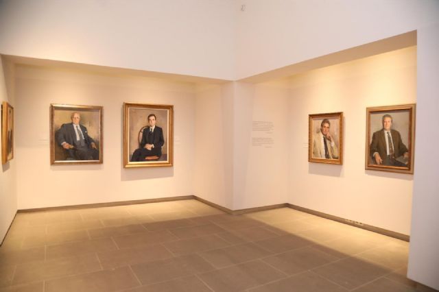 Museo Revello de Toro de Málaga con una de sus exposiciones sobre la pintura de Revello de periodistas