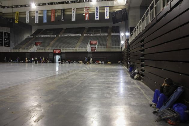 LLegada de personas sin hogar al intererior del Palacio de deportes LLegada de personas sin hogar al intererior del Palacio de deportes