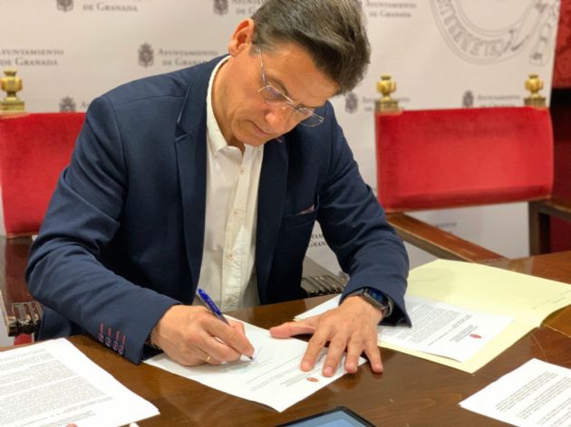 El alcalde, Luis Salvador, firmó un decreto de servicios mínimos en el Ayuntamiento de Granada al inicio de la crisis sanitaria El alcalde, Luis Salvador, firmó un decreto de servicios mínimos en el Ayuntamiento de Granada al inicio de la crisis sanitaria