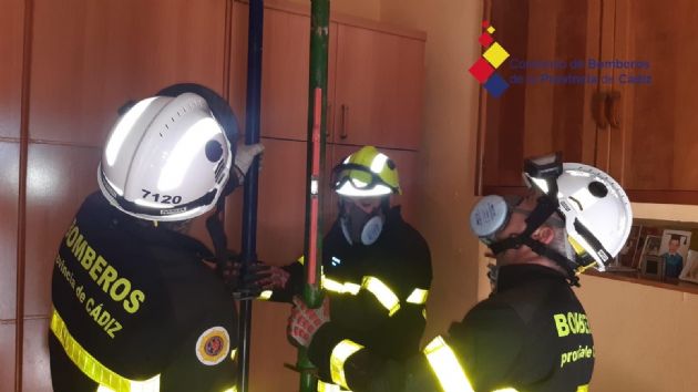 Bomberos apuntalan una vivienda en Cádiz Bomberos apuntalan una vivienda en Cádiz