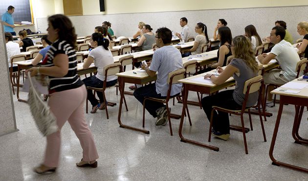 Opositores docentes andaluces durante la celebración de un examen en 2019 Opositores docentes andaluces durante la celebración de un examen en 2019