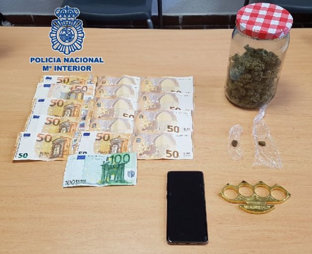Efectos intervenidos en un operativo policial en Fuengirola Efectos intervenidos en un operativo policial en Fuengirola