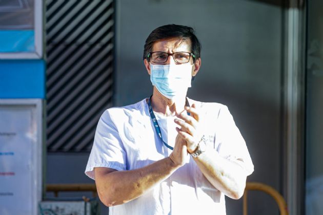 Un sanitario aplaude. - Ricardo Rubio - Europa Press Un sanitario aplaude. - Ricardo Rubio - Europa Press