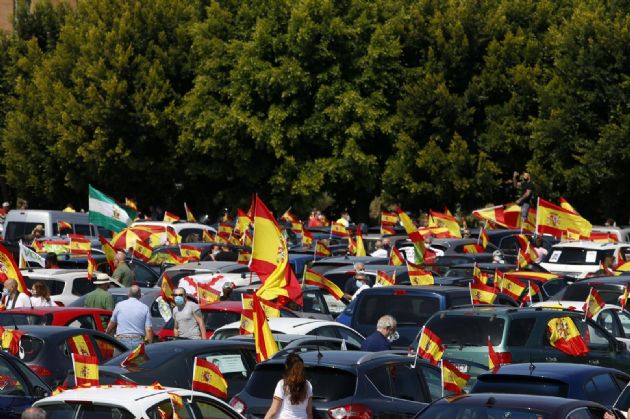 En Málaga Caravana de coches convocada por Vox contra la gestión del Gobierno de Pedro Sánchez en la crisis del coronavirus . Málaga a 23 de mayo del 2020 - Álex Zea - Europa Press En Málaga Caravana de coches convocada por Vox contra la gestión del Gobierno de Pedro Sánchez en la crisis del coronavirus . Málaga a 23 de mayo del 2020 - Álex Zea - Europa Press