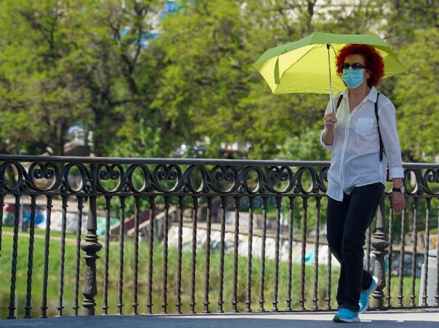 Mujer pasea con un paraguas amarillo por el Puente de Triana - Eduardo Briones - Europa Press Mujer pasea con un paraguas amarillo por el Puente de Triana - Eduardo Briones - Europa Press