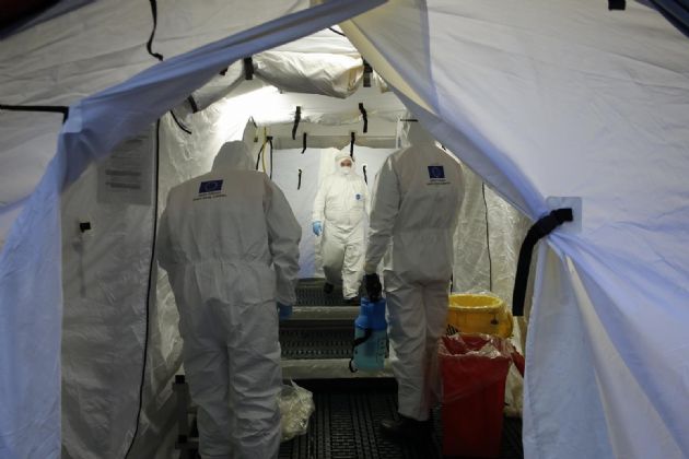 Trabajadores de proteccion civil se desinfectan contra el coronavirus en una carpa instalada en el hospital del PTS de Granada Trabajadores de proteccion civil se desinfectan contra el coronavirus en una carpa instalada en el hospital del PTS de Granada