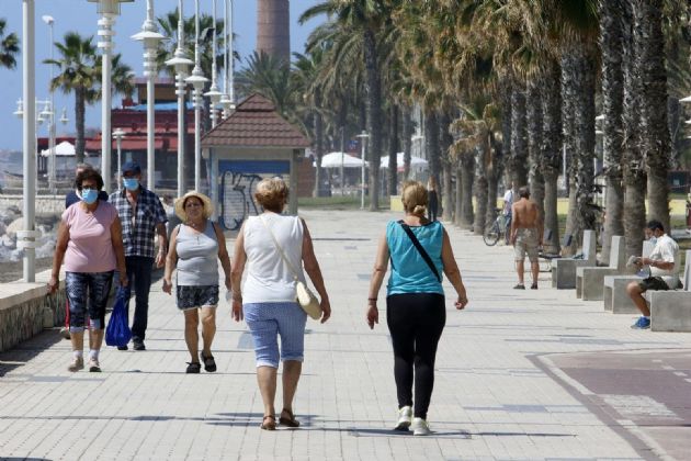 Paseantes disfrutan de la playa de Huelín durante la Fase 1 del Estado de Alarma Paseantes disfrutan de la playa de Huelín durante la Fase 1 del Estado de Alarma
