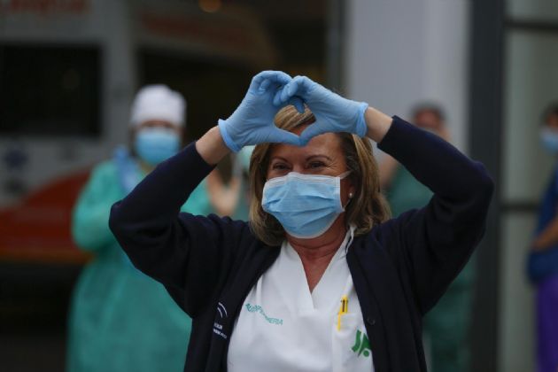 Personal sanitario agradecen al gremial de taxistas de Granada el detalle de acudir al hospital del PTS para aplaudir a los sanitarios. - Álex Cámara - Europa Press Personal sanitario agradecen al gremial de taxistas de Granada el detalle de acudir al hospital del PTS para aplaudir a los sanitarios. - Álex Cámara - Europa Press
