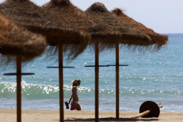 Paseantes disfrutan de la playa de Sacaba en la barriada de Huelín, donde esperan poder tomar el sol y bañarse el próximo lunes con el paso a la Fase 2 decretada por el Gobierno contra el virus el COVID-19 Paseantes disfrutan de la playa de Sacaba en la barriada de Huelín, donde esperan poder tomar el sol y bañarse el próximo lunes con el paso a la Fase 2 decretada por el Gobierno contra el virus el COVID-19