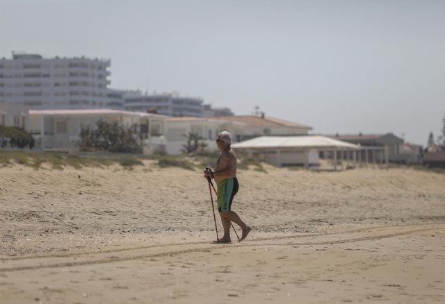 Una persona en la playa de Punta Umbría, abierta para el paseo y la práctica deportiva como único uso permitido, durante la segunda semana de la Fase 1. En Punta Umbría Una persona en la playa de Punta Umbría, abierta para el paseo y la práctica deportiva como único uso permitido, durante la segunda semana de la Fase 1. En Punta Umbría