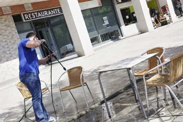 Un trabajador desinfecta la terraza de un restaurante antes de reabrir sus puertas - Jesús Hellín - Europa Press Un trabajador desinfecta la terraza de un restaurante antes de reabrir sus puertas - Jesús Hellín - Europa Press