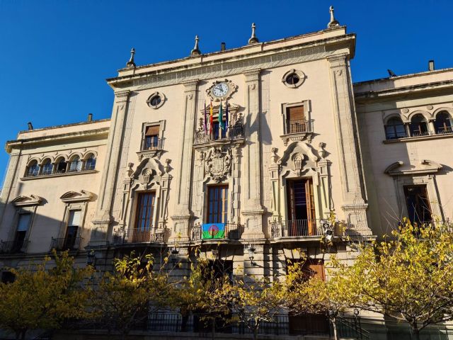 Ayuntamiento de Jaén con la bandera gitana Ayuntamiento de Jaén con la bandera gitana