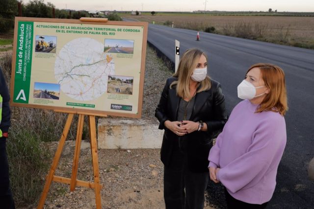 La consejera y la alcaldesa en la visita a las obras en Palma del Río La consejera y la alcaldesa en la visita a las obras en Palma del Río