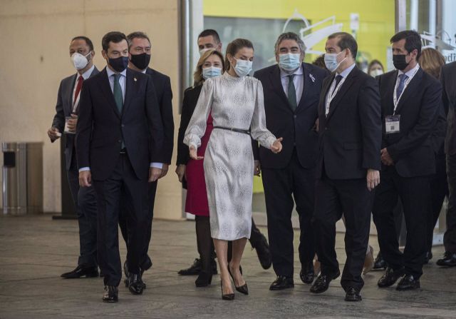 El presidente de la Junta de Andalucía, Juanma Moreno, la Reina Letizia y el ministro de Cultura, José Manuel Rodríguez Uribe, tras inaugurar el Tourism Innovation Summit (TIS) en Sevilla. - María José López - Europa Press El presidente de la Junta de Andalucía, Juanma Moreno, la Reina Letizia y el ministro de Cultura, José Manuel Rodríguez Uribe, tras inaugurar el Tourism Innovation Summit (TIS) en Sevilla. - María José López - Europa Press