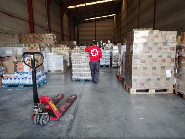 Un voluntario de Cruz Roja participa en el reparto de alimentos Un voluntario de Cruz Roja participa en el reparto de alimentos