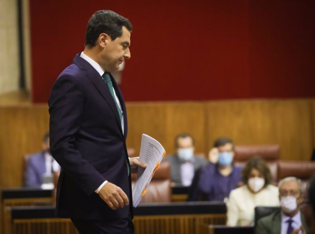 El presidente de la Junta de Andalucía, Juanma Moreno, después de su primera intervención en el debate sobre el Estado de la Comunidad en el Parlamento andaluz El presidente de la Junta de Andalucía, Juanma Moreno, después de su primera intervención en el debate sobre el Estado de la Comunidad en el Parlamento andaluz