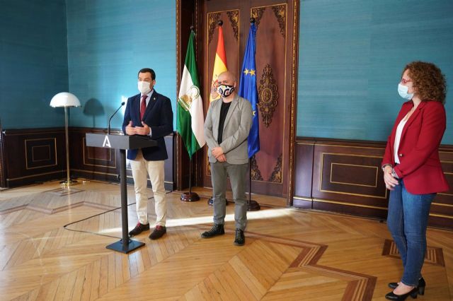 El presidente de la Junta de Andalucía, Juanma Moreno, atiende a los medios tras una reunión con el secretario general de CCOO, Unai Sordo, y la secretaria general de CCOO-A, Nuria López El presidente de la Junta de Andalucía, Juanma Moreno, atiende a los medios tras una reunión con el secretario general de CCOO, Unai Sordo, y la secretaria general de CCOO-A, Nuria López