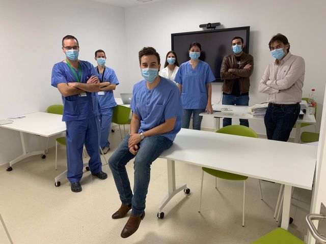 El doctor Espejo, en primer término, junto a su equipo El doctor Espejo, en primer término, junto a su equipo