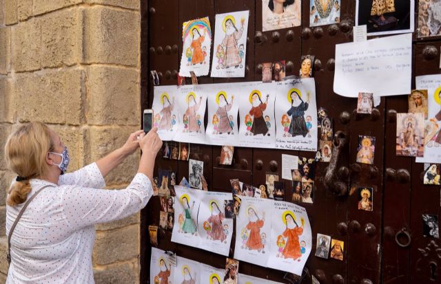 Ciudadanos observan y fotografía los dibujos que los niños del barrio han colocado en la puerta del convento de Sor Ángela de la Cruz - Eduardo Briones - Europa Press Ciudadanos observan y fotografía los dibujos que los niños del barrio han colocado en la puerta del convento de Sor Ángela de la Cruz - Eduardo Briones - Europa Press