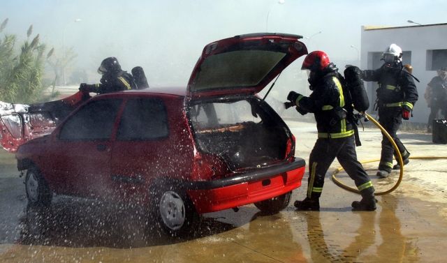 Bomberos extinguen un incendio en un vehículo Bomberos extinguen un incendio en un vehículo