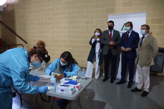 Botella (izda.) asiste al cribado del Covid en Córdoba junto a Bellido y Repullo Botella (izda.) asiste al cribado del Covid en Córdoba junto a Bellido y Repullo