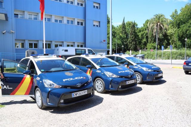 Coches de la Policía Nacional frente a una de las comisarías Coches de la Policía Nacional frente a una de las comisarías