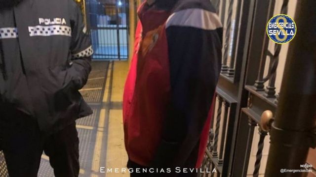 La Policía Local de Sevilla identifica por desórdenes públicos a uno de los participantes en la protesta contra el estado de alarma en la barriada de Pino Montano La Policía Local de Sevilla identifica por desórdenes públicos a uno de los participantes en la protesta contra el estado de alarma en la barriada de Pino Montano