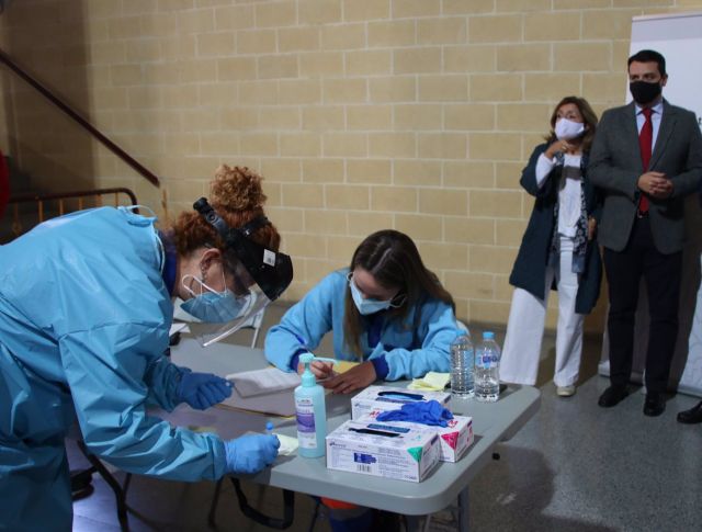 Botella y Bellido asisten al cribado masivo del Covid en Córdoba Botella y Bellido asisten al cribado masivo del Covid en Córdoba