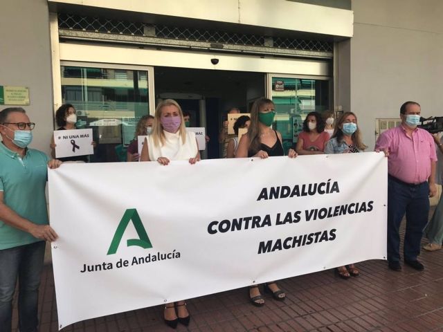 La directora del Instituto Andaluz de la Mujer (IAM), Laura Fernández (segunda por la dcha.), encabeza la concentración contra dos nuevos crímenes machistas La directora del Instituto Andaluz de la Mujer (IAM), Laura Fernández (segunda por la dcha.), encabeza la concentración contra dos nuevos crímenes machistas