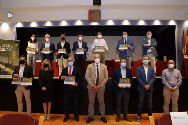 El presidente de la Diputación de Córdoba, Antonio Ruiz (abajo en el centro), junto al resto de autoridades y premiados El presidente de la Diputación de Córdoba, Antonio Ruiz (abajo en el centro), junto al resto de autoridades y premiados
