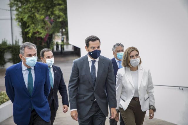 El presidente de la Junta, Juanma Moreno (c), junto al alcalde de Tomares, José Luis Sanz (i) y la consejera de Empleo y Trabajo Autónomo, Rocío Blanco (d), este viernes El presidente de la Junta, Juanma Moreno (c), junto al alcalde de Tomares, José Luis Sanz (i) y la consejera de Empleo y Trabajo Autónomo, Rocío Blanco (d), este viernes