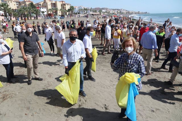 La Reina Doña Sofía (d) participa en la campaña 1m2 por las playas y los mares del proyecto Libera con motivo del Día Internacional de la Limpieza de las Playas. En Rincón de la Victoria La Reina Doña Sofía (d) participa en la campaña 1m2 por las playas y los mares del proyecto Libera con motivo del Día Internacional de la Limpieza de las Playas. En Rincón de la Victoria