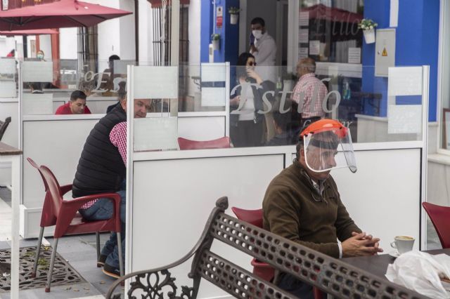 Un bar con separadores entre veladores como una de las medidas de seguridad contra el coronavirus, en el municipio de Almonte Un bar con separadores entre veladores como una de las medidas de seguridad contra el coronavirus, en el municipio de Almonte