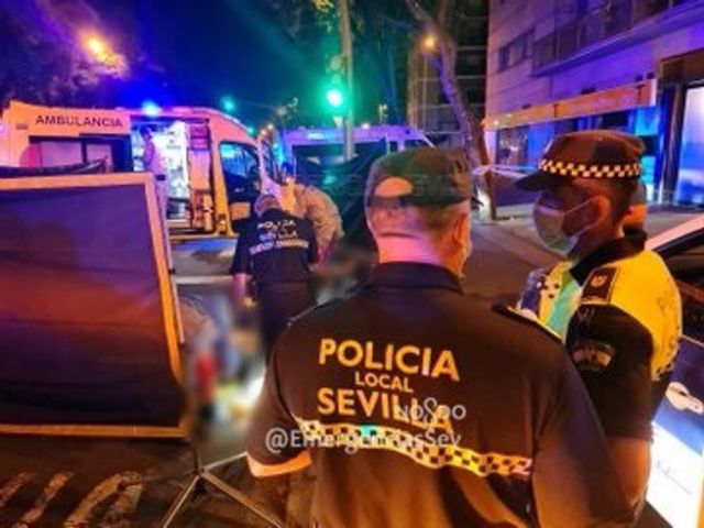 Imagen de los efectivos policiales sanitarios ante el accidente mortal de un motorista entre la avenida de Luis Montoto y la de la Buhaira, en Sevilla capital Imagen de los efectivos policiales sanitarios ante el accidente mortal de un motorista entre la avenida de Luis Montoto y la de la Buhaira, en Sevilla capital