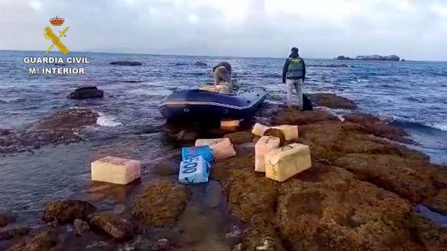 Una de las intervenciones en el Campo de Gibraltar dentro de la operación Anatolia de la Guardia Civil, en la que hay 30 detenidos y casi seis toneladas de hachís incautadas Una de las intervenciones en el Campo de Gibraltar dentro de la operación Anatolia de la Guardia Civil, en la que hay 30 detenidos y casi seis toneladas de hachís incautadas